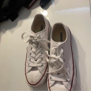 Converse  - Ett par vita converse som inte kommer till användning. Använt dom ca 10 ggr 