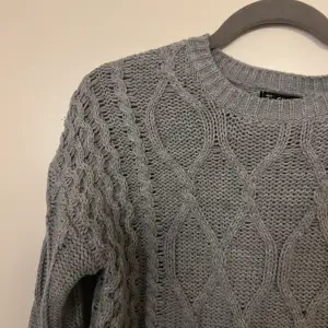 Säljer en fin grå stickad tröja då den inte kommer till användning ❤️ Den är i storlek S. Skriv vid intresse. Tryck inte på köp direkt!