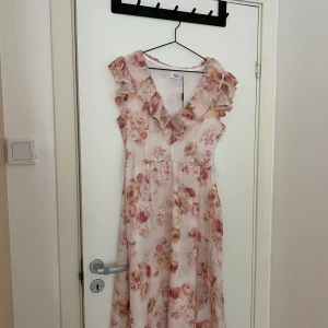 Blommig klänning - Oanvänd klänning från Nakd i storlek 40.    Kan hämtas/ mötas upp i Göteborg. Alternativt skickas, men köparen står så för frakten.