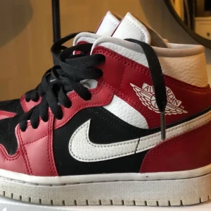Jordans 1 - Super fina Jordans som tyvär inte kommer till användning längre.  Köpta i butik och är äkta. Kvitto och original låda finns kvar!  Vid frågor hör av er😊