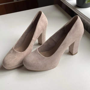 Pumps/högklackat  - Storlek 41, endast provade inomhus så är som nya! 