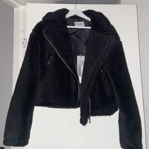 Teddyjacka - Supersnygg och skön teddyjacka från NA-KD 😍 Aldrig använd och prislappen kvar, säljer pga har helt enkelt inte kommit till användning.  Kan fraktas om köparen står för frakten ❣️ Nypris 699kr