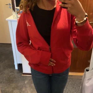 Jordan kofta (röd) - Jordan kofta, sitter som en oversized S Nypris ligger på ca 500kr <3