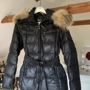 Hollies dunjacka - Hollies dunjacka i storlek 38 Pälskrage 