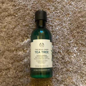 SKIN CLEARING MATTIFYING TONER - En Toner ifrån The Body Shop, testad en gång men fick en annan jag gillade lite mer. 250 ml
