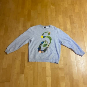 Stussy crewneck  - Grå stussy crewneck, storlek S 