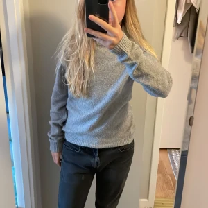 Grå stickad tröja  - Fin stickad tröja från vero moda. 