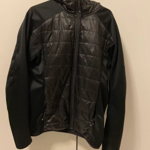 En väldigt snygg hybrid jacka  - Den sitter perfekt och är helt slutsåld just nu köpt för 600kr