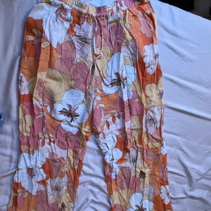 Tygbyxor  - Flowy Tygbyxor från bershka. Tyvärr passar jag inte i färgen.     Ps säljer ut massa plagg billigt som fan, köper du 5 eller fler får du 15 %