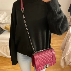 Väska  - Super fin väska i mörk rosa, fint skick då den inte har kommit till så mycket användning. Har ett långt band men går även att ha på axeln, så som jag visar på bilderna! Köparen står för frakten, men kan även mötas upp🙌🏻🥰