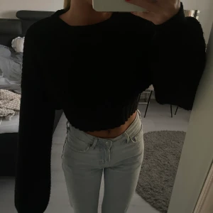 Croppad stickad tröja från nakd - Superfin kabelstickad croppad tröja från Nakd. 100kr + frakt