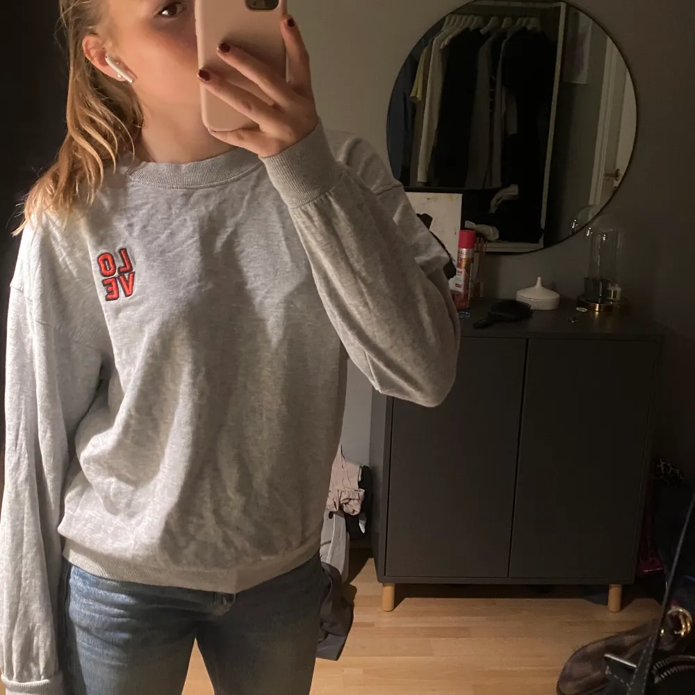 Säljer min fina sweatshirt från ginatricot då den tyvärr inte kommer till användning. Den är i superbra skick och super skön. Köparen står för frakt!💕. Tröjor & Koftor.