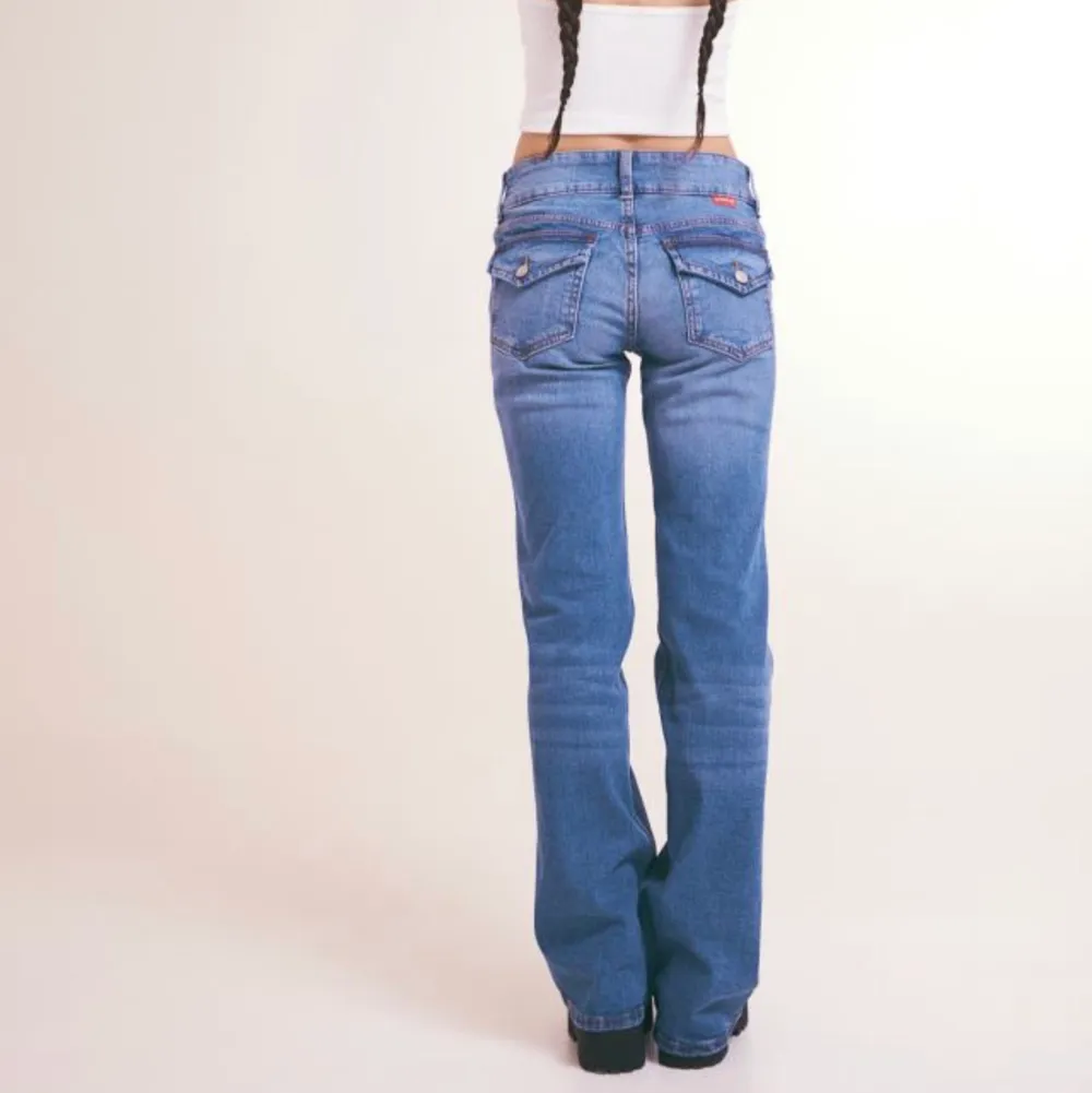 Säljer dessa jeans från hm i bra skick, de har inga defekter och är inte använda så mycket. Skriv för fler frågor eller bilder💓. Jeans & Byxor.