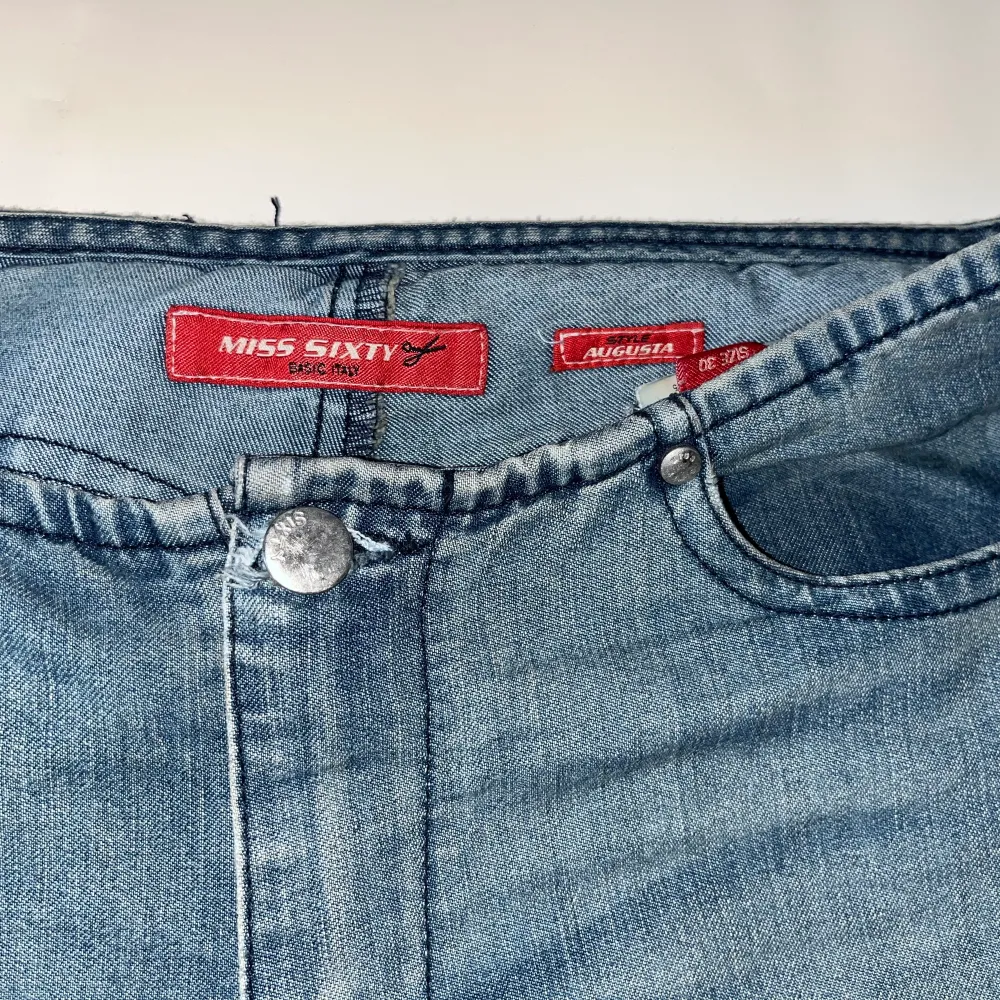 Så fina unika bootcut jeans från miss sixty❤️mått: midja 36 tvärsöver innerbenslängd: 81 ytterbenslängd: 107 . Jeans & Byxor.