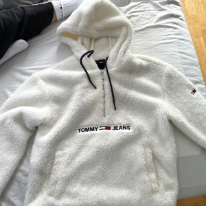 Tommy hilfiger - Köptes för 1 år sedan och använts 1 gång. Är som ny, köptes för 1200 kr.