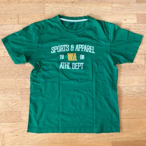 Tshirt - Snygg och skön tshirt med tryck! Säljer då den tyvärr inte till användning längre. Den är i mycket gott skick!