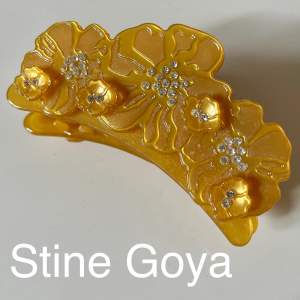 Guldfärgad hårklämma från Stine Goya. Prototyp så finns bara en exakt som denna.  Obs snabb affär pga flytt💚
