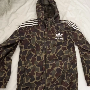Adidas Camo Tracksuit Jacka - Smått sprickande på loggan men utöver det väldigt bra skick, sällan använt längre så säljer den.