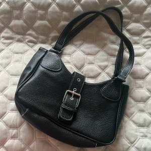 Shein väska oanvänd - Superfin väska från shein som inte kommit till användning. Nyskick dvs. Klicka gärna på köp direkt, så smidigt! ❤️