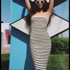 Zara klänning - randig - Säljer nu min (oanvända) randiga tubklänning från Zara då den inte kommit till användning. Storlek på klänningen är S men passar bra på mig som vanligtvis är XS. Den är oanvänd så i nyskick. PM för fler bilder💕 