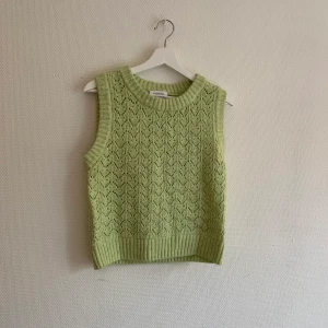 Monki väst  - Väst från monki. Virkad i limegrön. 