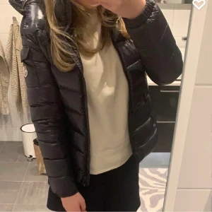 Moncler bady jacka  - Monclear jacka storlek 1 vilket motsvarar s/m, modell bady, säljer pga att den börjar bli för liten!
