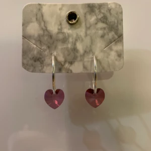 Äkta Swarowski och silver örhängen (nya - Detta är äkta Swarowski-kristall örhängen som är helt nya (Jag gör de själv). De är även i äkta sterling silver 925. Köparen står för frakt
