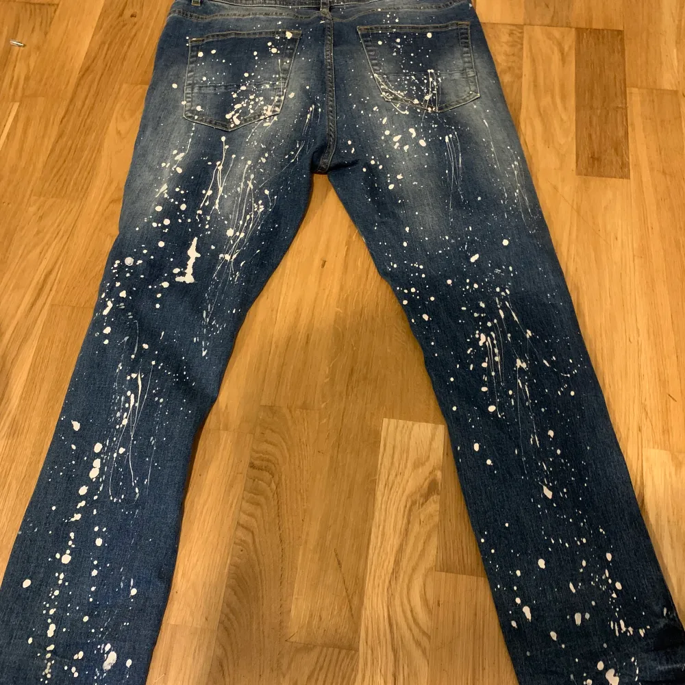 Herr jeans från Fashionnova i storlek 34, 300kr. Jeans & Byxor.