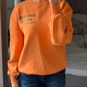 orange sweatshirt - snygg orangefärgad tröja med trycket ”nothing to do, nowhere to go”. Säljes då den ej används längre, storlek XS men passar även S