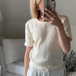 naturfärgad broderad t-shirt zara - Säljer denna naturfärgade broderade toppen från zara. Den är i superfint skick och knappt använd. Står storlek M på lappen, men passar mig perfekt som har XS (se på bild). Säljer för 150 + frakt🤍🥰 