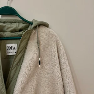 Zara jacka - Säljer denna fina jacka från Zara. Använd vid några fåtal tillfällen, oversized i passformen 💚