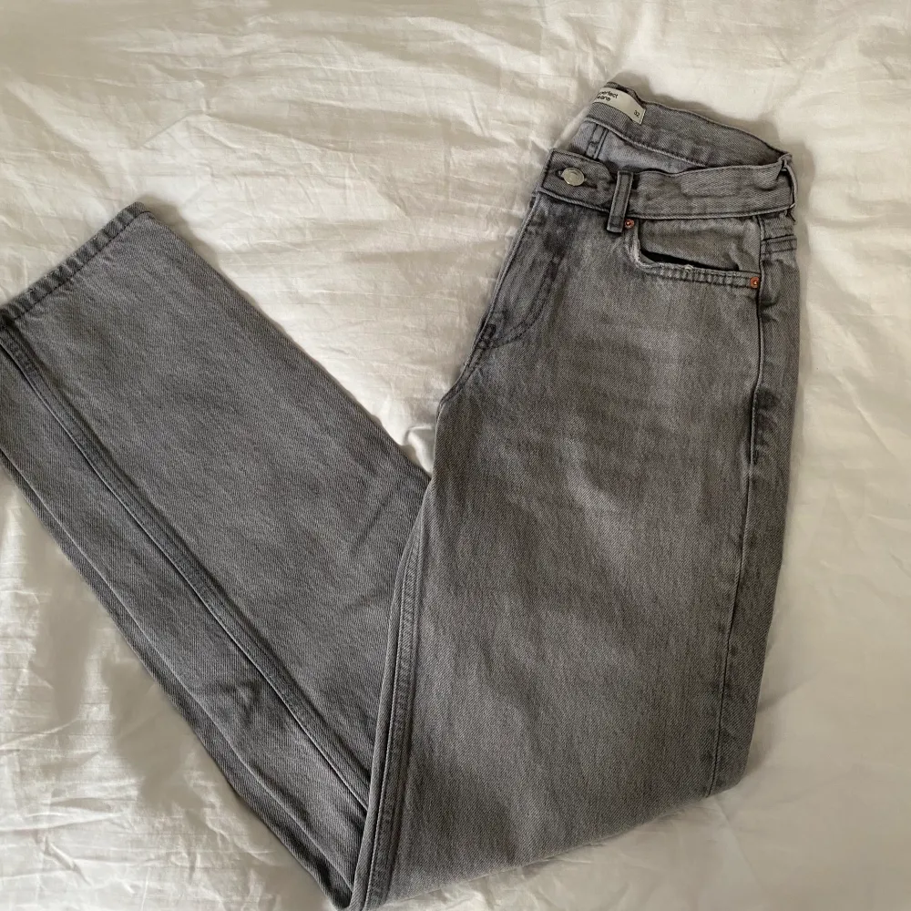 Jag säljer dessa snygga lågmidjade jeans från Gina Tricot. De är slutsålda hos Gina men nypris låg på 500 kr. De är endast använda ca 5 gånger då de inte riktigt passar mig.  💕 KÖPAREN STÅR FÖR FRAKT! 💕. Jeans & Byxor.