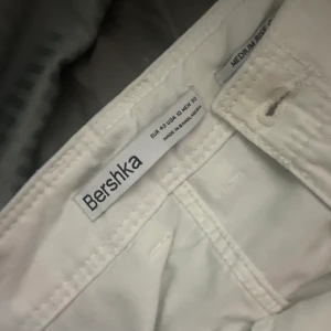 Vita beshka cargo byxor  - Använt endast en gång, ord pris 400kr men säljer för halva priset 