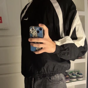 Nike jacka - vintage 90s nike vindjacka, superskön 😵‍💫💕 väldigt justerbar jacka men passar small-medium!!! 