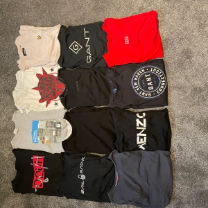 Märkes t-shirts - Fräscha tröjor från olika märken, skriv för fler bilder och även priset för dem olika tröjorna😊