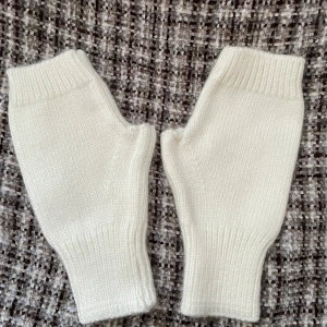 Kashmir Torgvantar - Nya torgvantar i Kashmir! 179kr/par  Svart & Vit finns inne  Fraktar endast!🌷