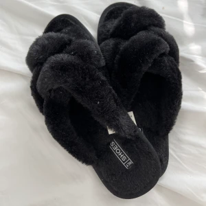 Nelly Tofflor  - Storlek: 38. Säljer pågrund av att jag råkade köpa fel storlek, så dessa är tyvärr för små för mig.   Ordinariepris på Nellys hemsida: 299kr. 