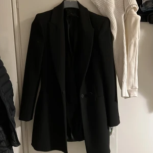 Kappa - Kappa från zara. Har puffar vid axlarna som ger den en fin form, passar kroppen fint. 