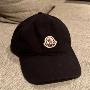 Moncler keps ÄKTA - Säljer en äkta moncler keps, kepsen kostar runt 1400 kr ny