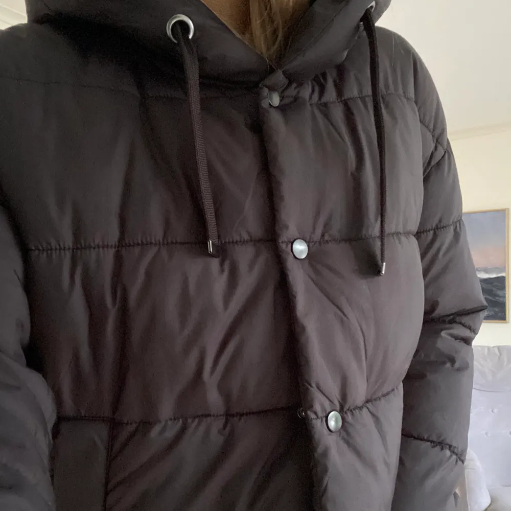 Stor och mysig puffer jacket perfekt till vintern! Köpt förra året från vero Moda och är i mycket bra skick💕strl M, köparen står för frakten! . Jackor.