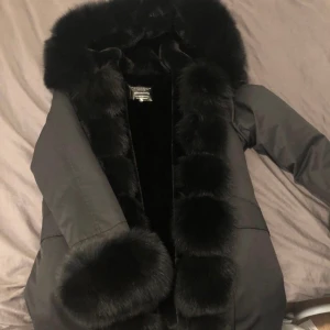 Fatima parka - Säljer min fina vinter jacka i bra skick jackan har äkta päls och fordring i, säljer för att jag ska köpa en annan jacka. Skriv för fler bilder! Jackan e köpt för 5000kr på garoff förra vintern