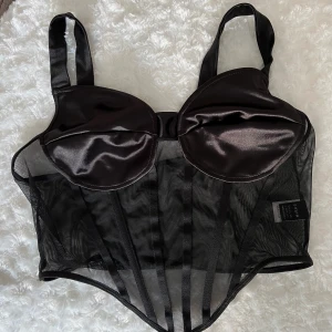 Korsett liknande fest topp - Aldrig använd köpte fel strl Strl L men passar M