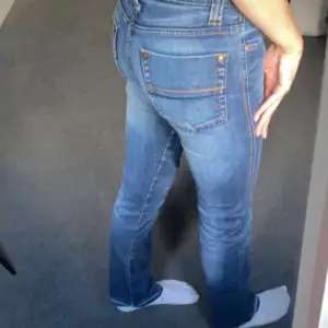 Lågmidjade jeans, jag har sprättat upp längst ner men det går säkert att lösa på något sätt om man inte vill ha de så.