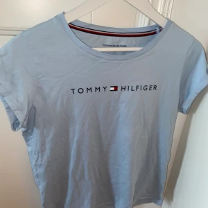 Blå Tommy hilfiger t shirt - Ljusblå S t shirt från Tommy hilfiger orginal pris 300kr säljer för 80:) inga fläckar och använt kanske Max 3 gånger.