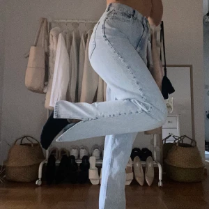 Jeans Gina Tricot - Säljer dessa ursnygga jeans från Gina då dem tyvärr är för långa på mig som är 160🥹 Helt oanvända med prislapp kvar, nypris 600! Prislapp sitter kvar vid leverans. 
