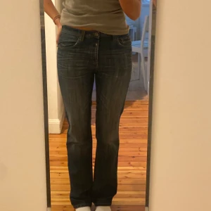 Vintage Jeans - lågmidjade, straight - Lågmidjade jeans med grå/blå väldigt fin färg. Väldigt långa.  Skulle säga att de är en S/M i stl