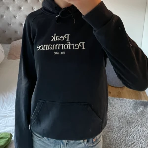 Peak performance hoodie - Säljer min Peak performance hoodie då den inte kommer till användning längre. Den är använd men i superbra skick.Den är storlek M i barnstorlek,jag är en xs/s i vamigafall. Köpt för 600 och säljer för 200 kronor. Skriv till mig via funderingar och annat💗