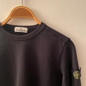 Svart tröja Stone Island  - Säljer lite av min lillebrors kläder som han har vuxit ur, kan gå i god för att allt är äkta och köpt på NK. Nypris 1400 kr 😊 