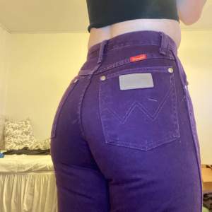 Lila Wrangel jeans, jag är 172cm som referens och är vanligtvis en s därför sitter jeansen väldigt tight på bilden. skulle stänga de e storlek 34 