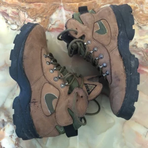 Nike acg 90s boots 39 - Bruna och olivgröna boots av Nike ACG storlek 39